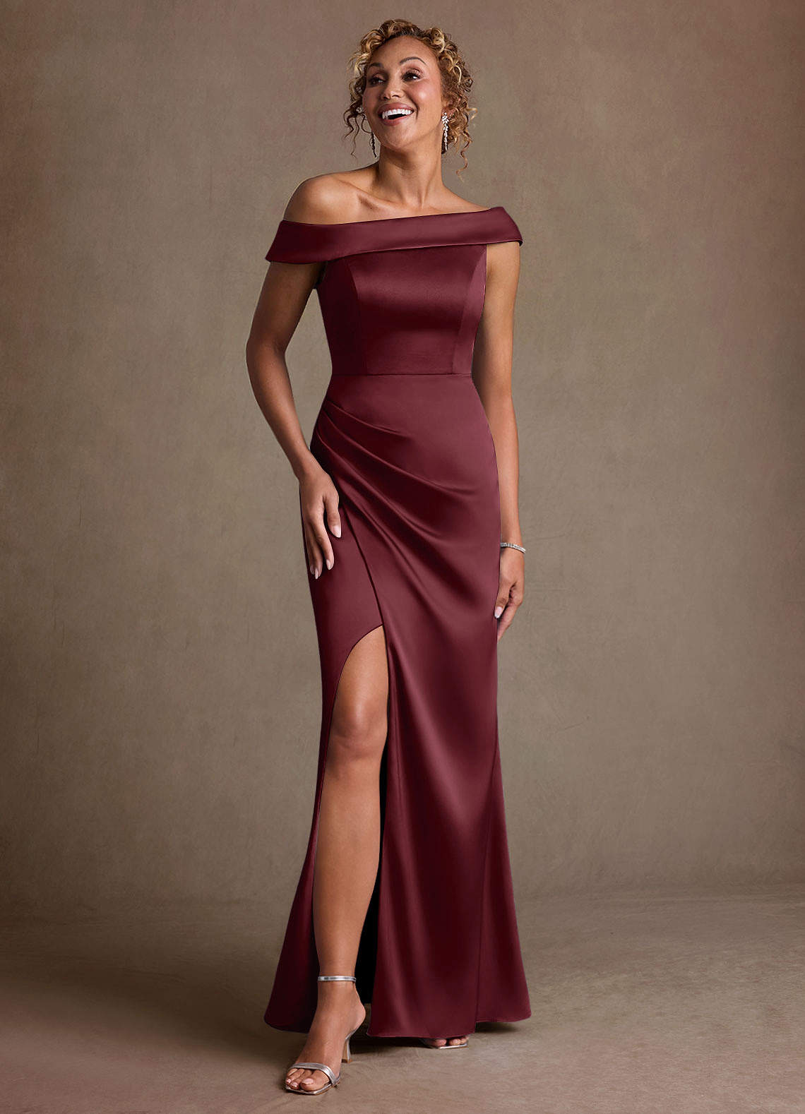 Azazie Kamala Vestidos para mãe da noiva Vestido Cabernet de Cetim elástico de Bainha com Um ombro image5