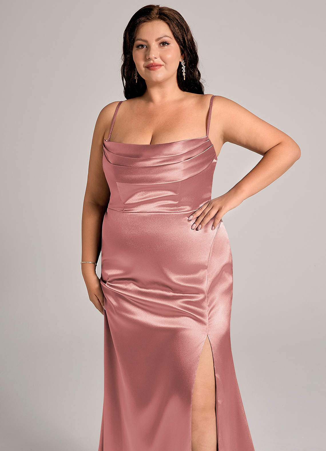 Azazie Saige Vestidos de madrinha de casamento Vestido Rosa Empoeirada de Cetim Metálico de Bainha com Fora do ombro image14