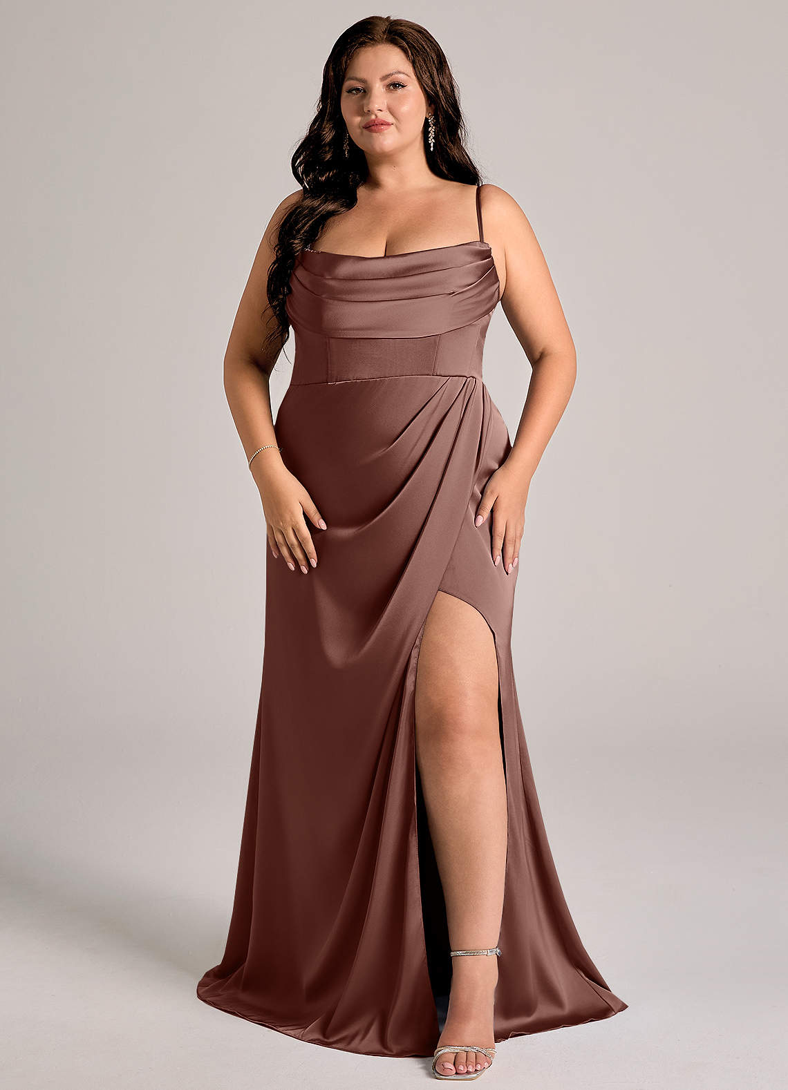 Azazie Johana Robes de demoiselle d'honneur Robe Sirène Convertible en Satin extensible Épaule décolletée Expresso image12