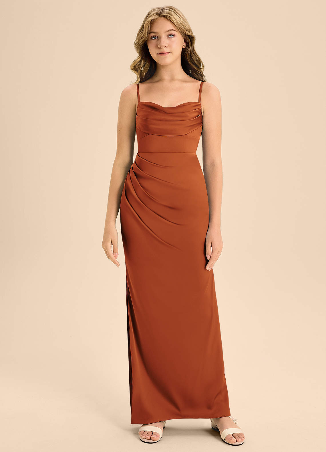 Azazie Mai Junior Vestido Canela de Cetim elástico de Linha A com Decote em coração image4