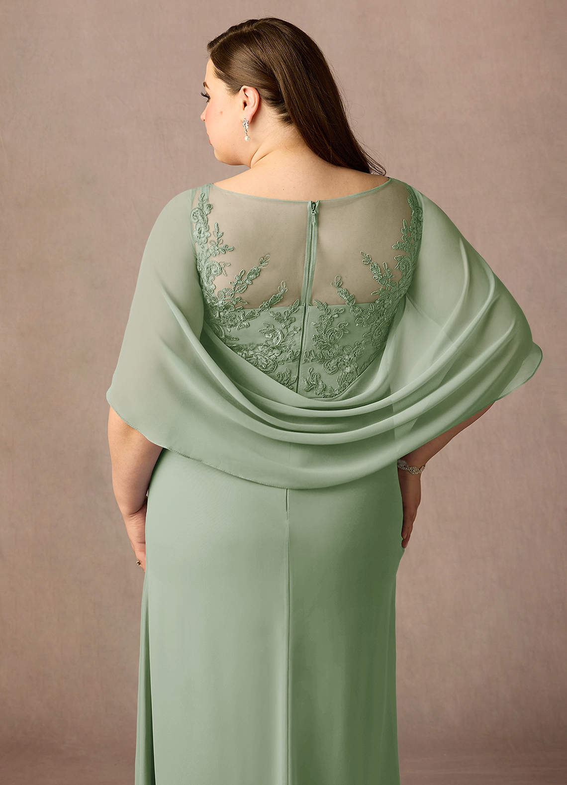 Azazie Hera vestidos de madre de la novia Vestido de Salvia Polvorienta de Gasa de Corte En A con Capa de encaje image11