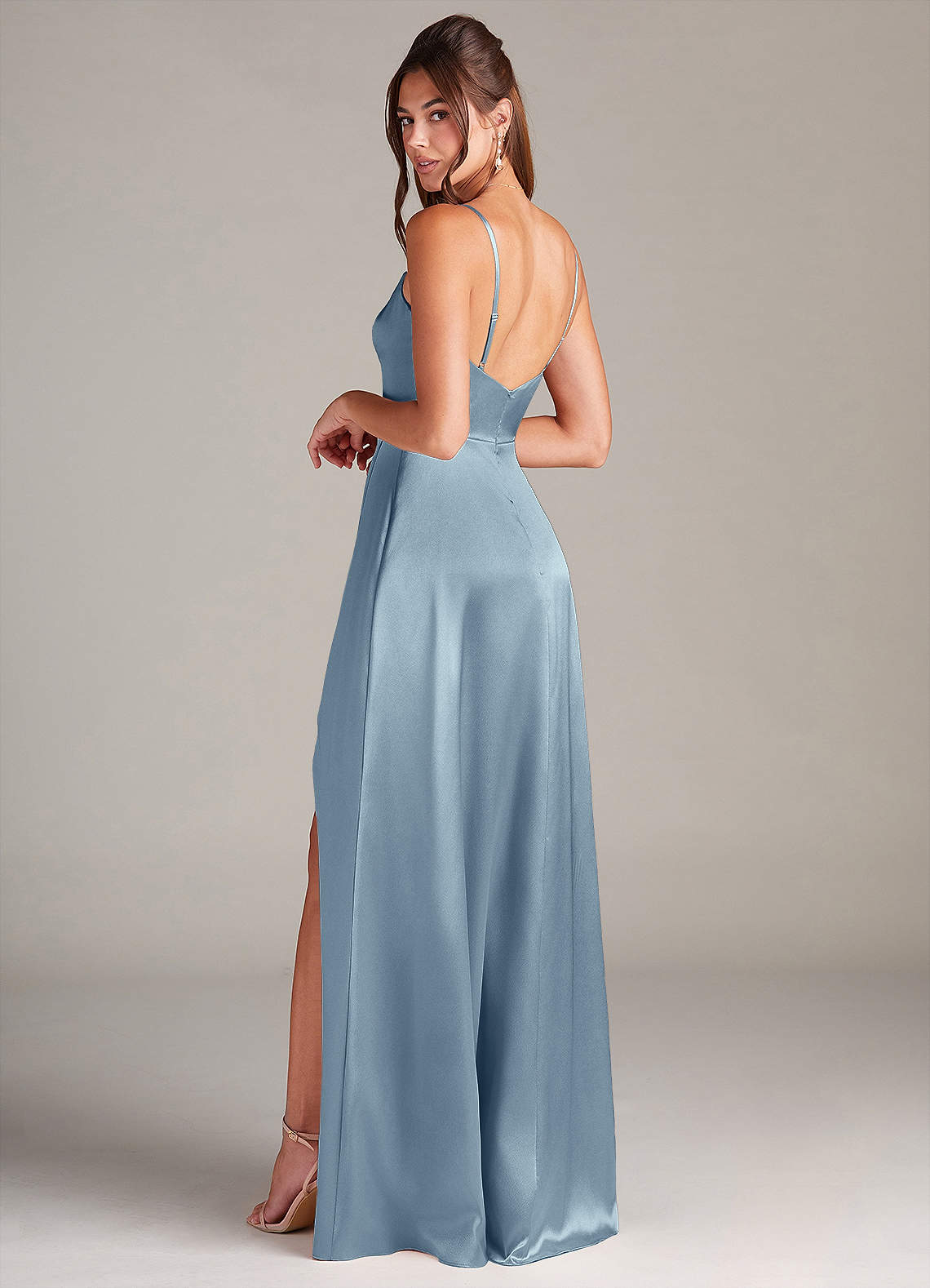 Azazie Sarella Robes de demoiselle d'honneur Robe Trapèze en Satin extensible Plissée Bleu Poussiéreux image3