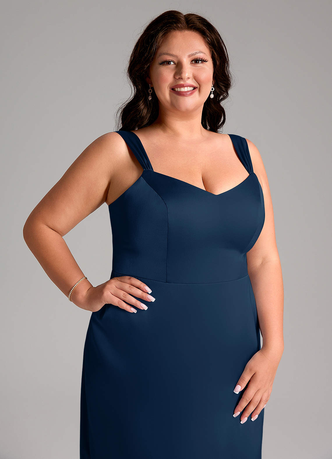 Azazie Denice Robes de demoiselle d'honneur Robe Fourreau en Satin extensible Plissée Bleu Marine Foncé image6