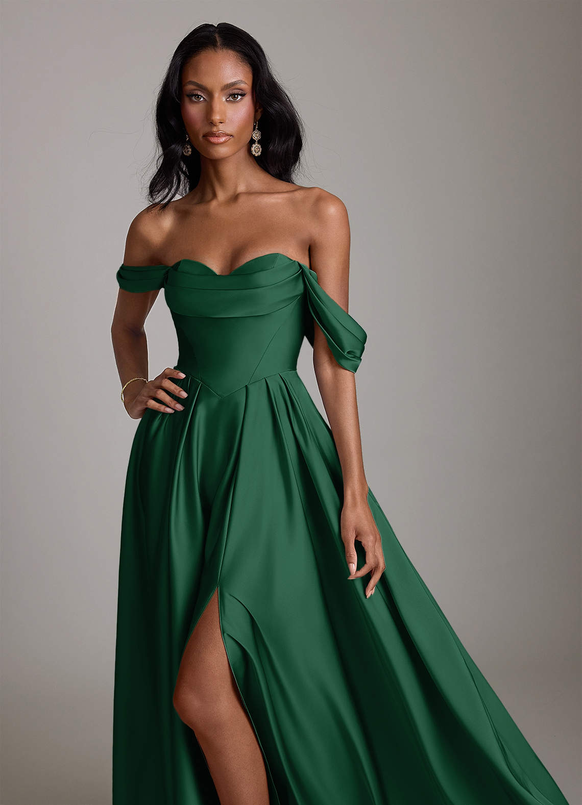 Azazie Loisa Vestidos de madrinha de casamento Vestido Verde Escuro de Cetim elástico de Linha A com Fora do ombro image4