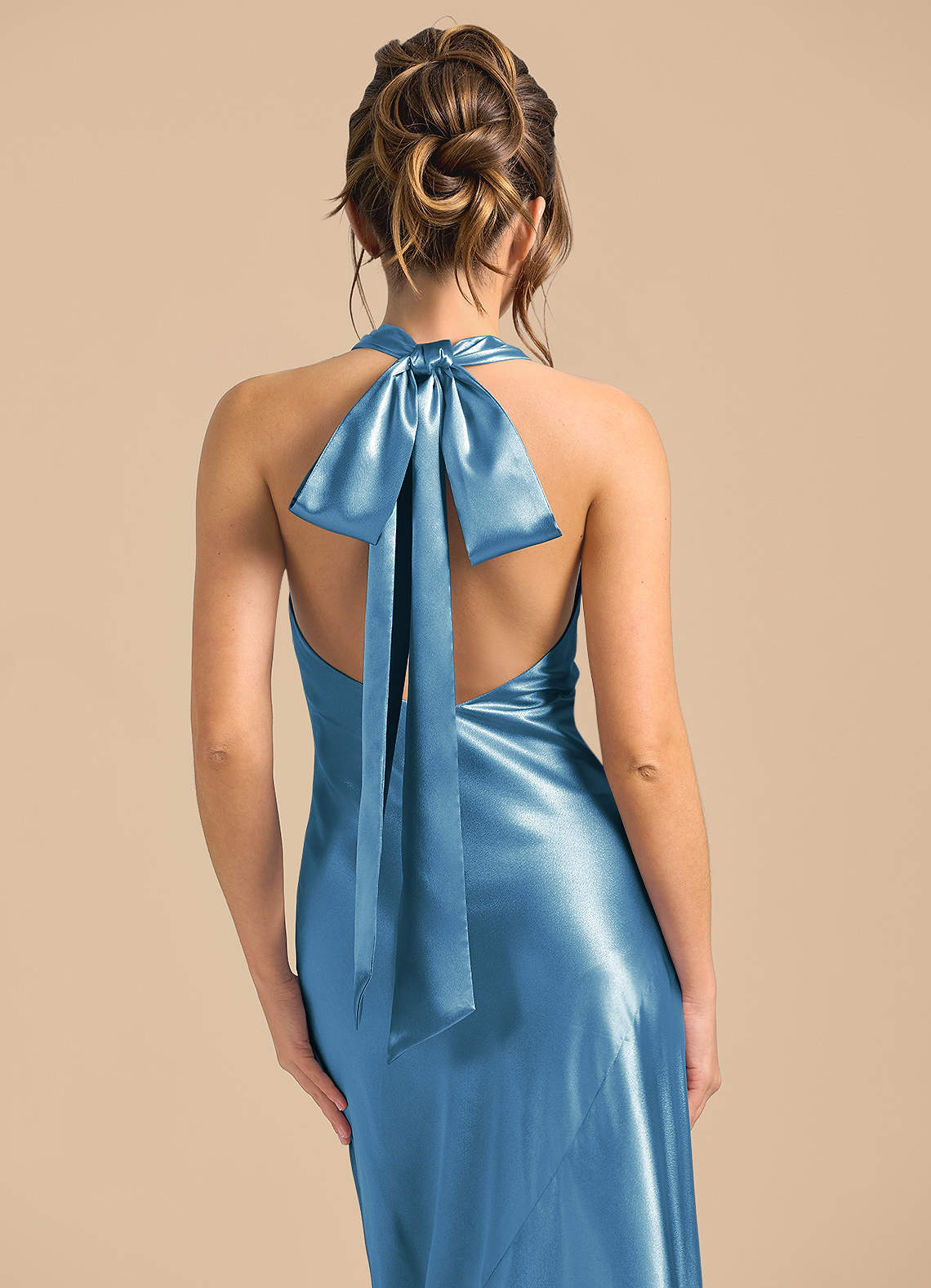 Azazie Velli Vestidos de damas de honor Vestido de Azul Acero de Satén Metálico de Corte Recto con Cuello Alto image5