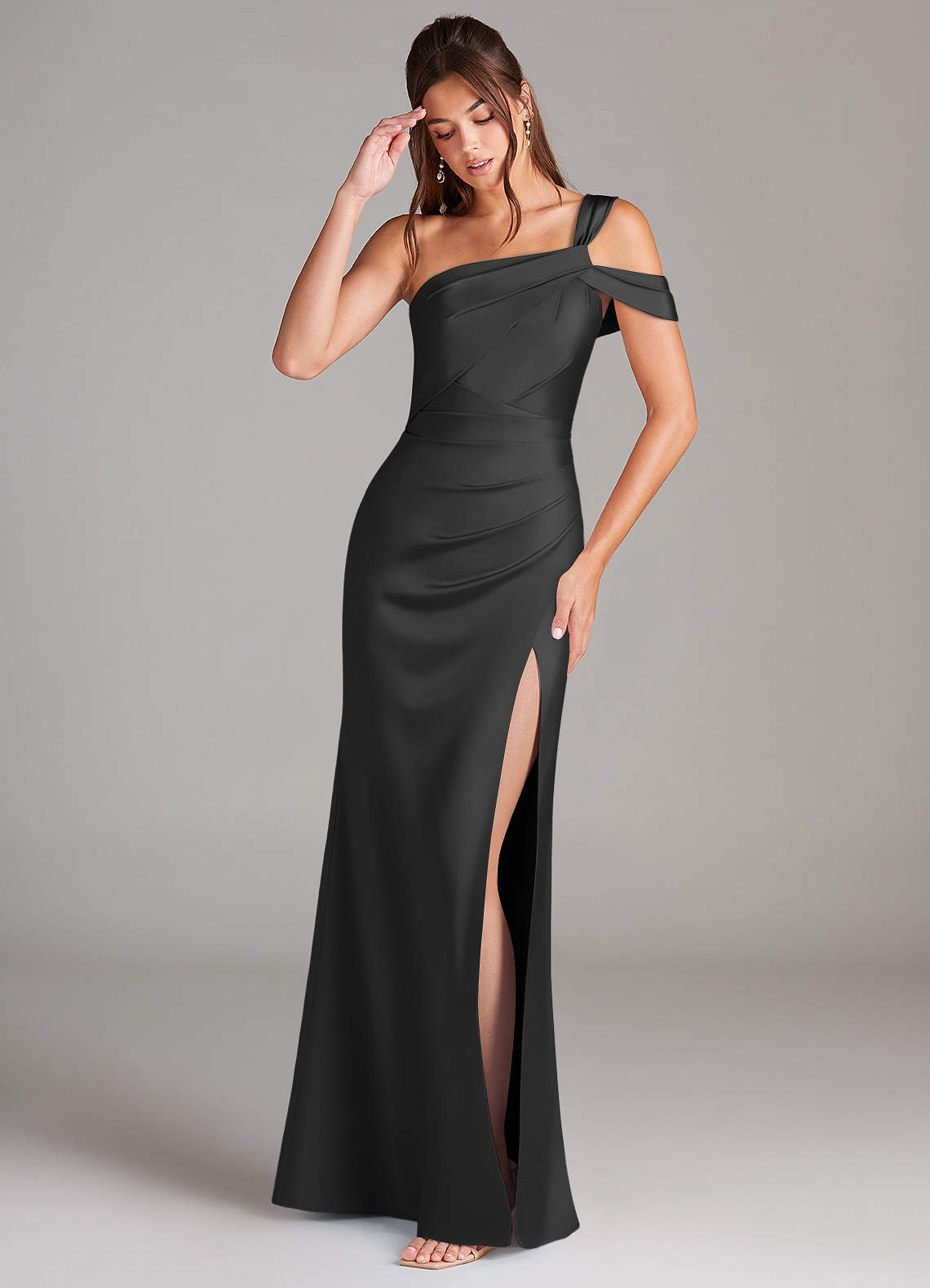 Azazie Wynter Essayer des robes à la maison Robe Fourreau en Satin extensible Une épaule Noir image2