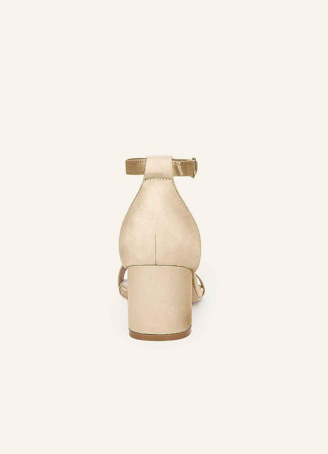 front Yhteensopivan väriset mattapintaiset satiinista valmistetut lohkokorkoiset sandaalit ja kirjekuorimallinen clutch-laukkusetti