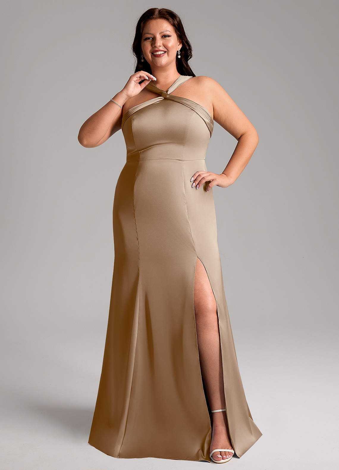 Azazie Rue Robes de demoiselle d'honneur Robe Trapèze en Satin extensible Plissée Taupe image1