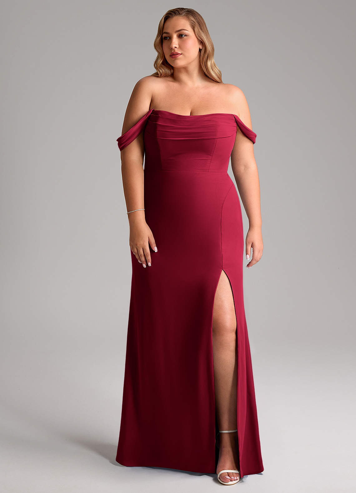 Azazie Saige Vestidos de madrinha de casamento Vestir Borgonha de Chiffon de Linha A com Fora do ombro image9