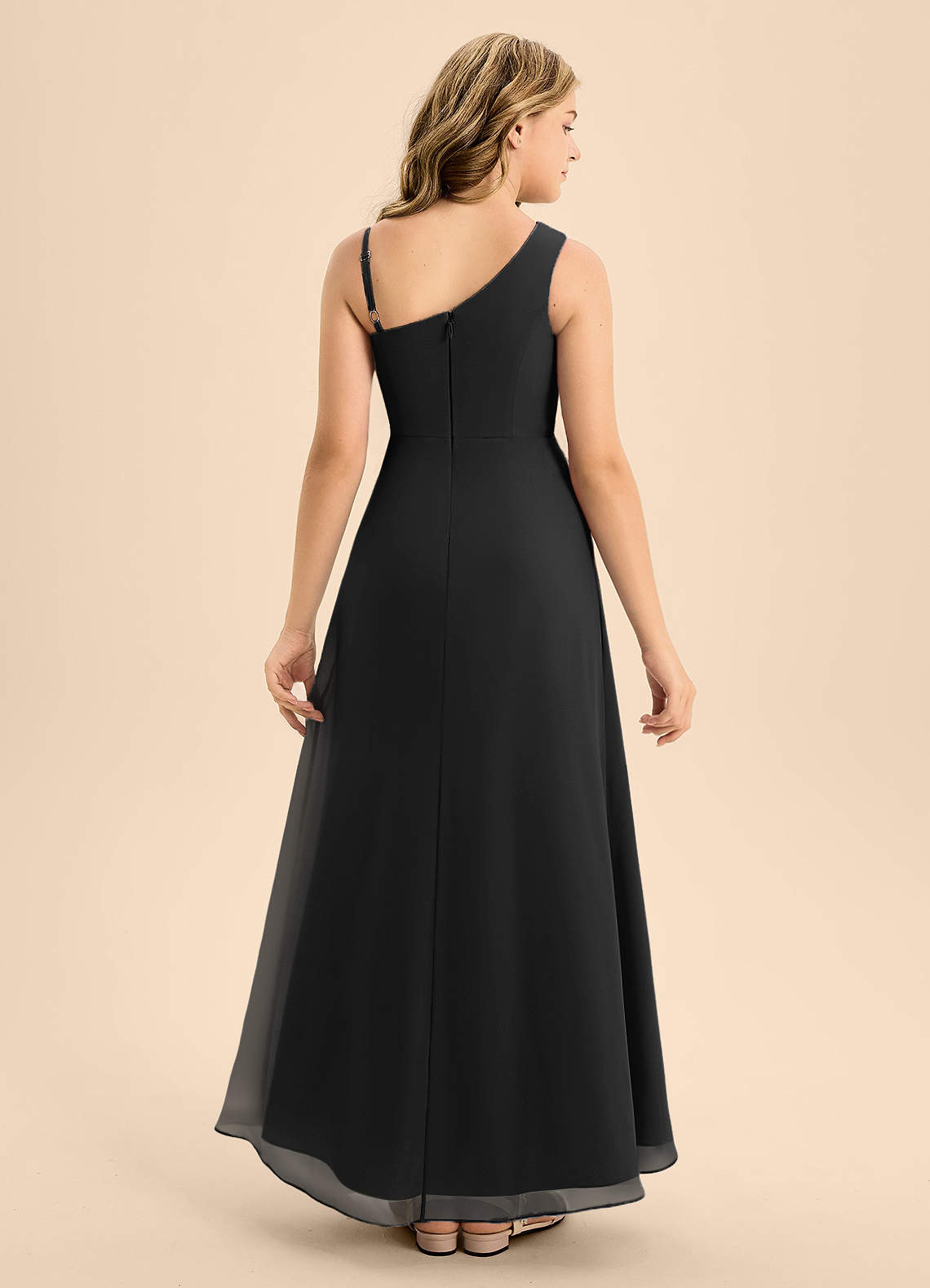 Azazie Brooke Junior Vestido de Negro de Gasa de Corte en A con Corte Lateral image1
