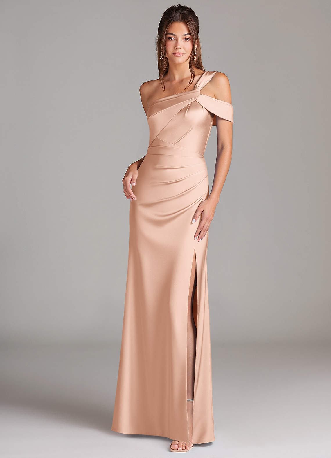 Azazie Wynter Vestidos de damas de honor Vestido de Oro Rosa de Satén Elástico de Corte Recto con Vestidos sin tirantes image1