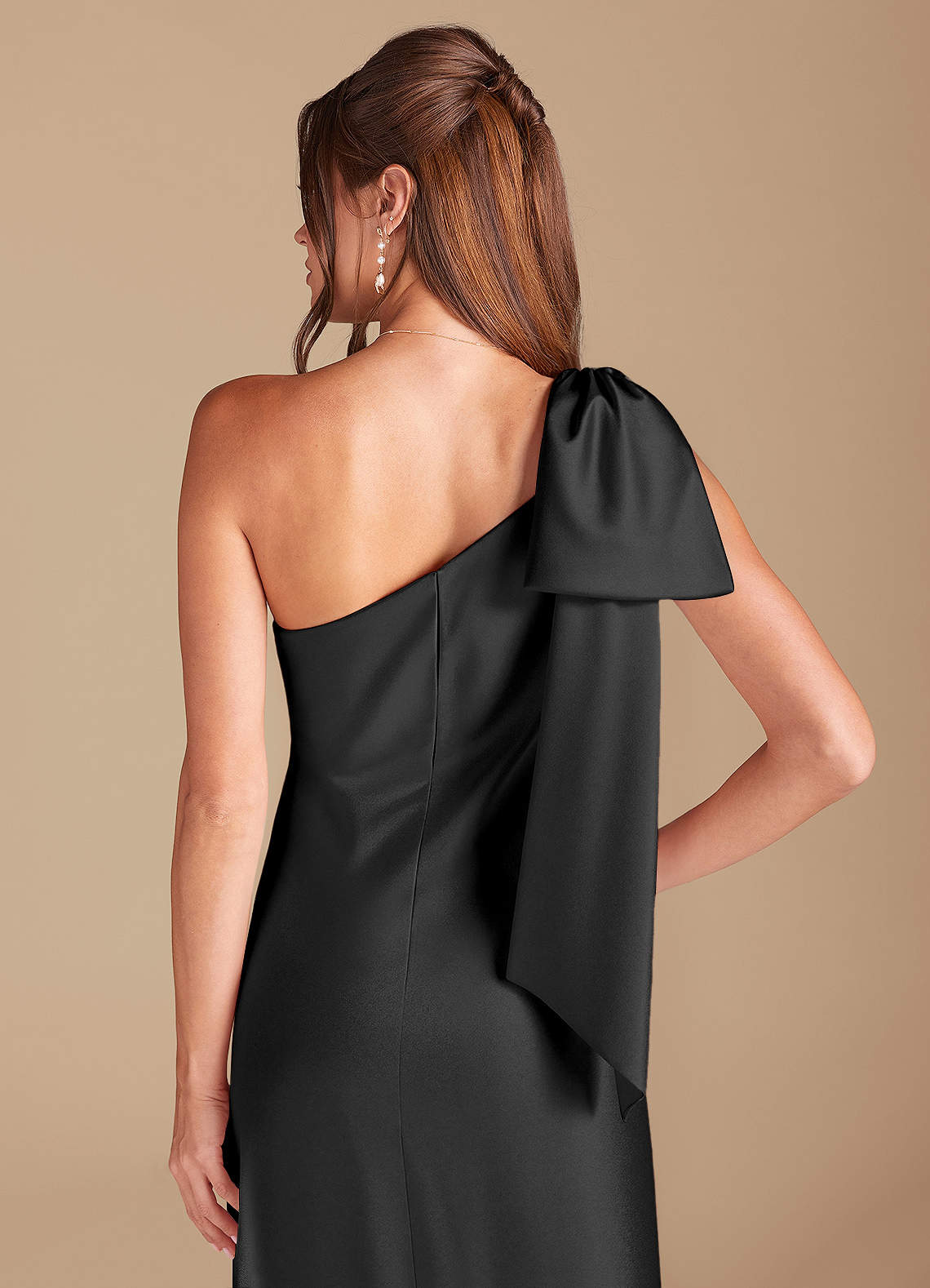 Azazie Capri Robes de demoiselle d'honneur Robe Fourreau en Satiné métallisé Ue épaule Noir image1