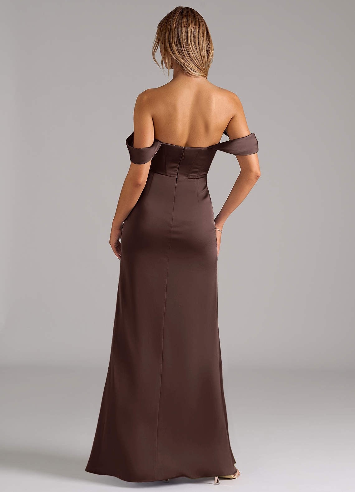 Azazie Johana Robes de demoiselle d'honneur Robe Sirène Convertible en Satin extensible Épaule décolletée Ganache image3