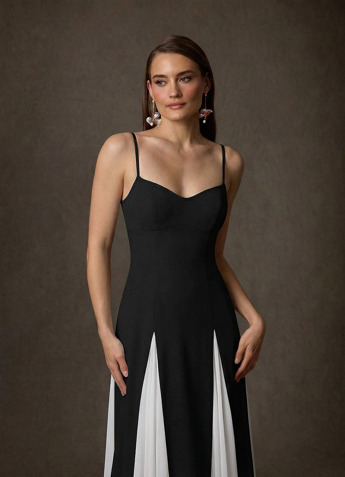 Azazie Anika Vestidos de noiva Vestido Preto Branco Diamante de Crepe Esticado de Linha A com Decote Coração image5