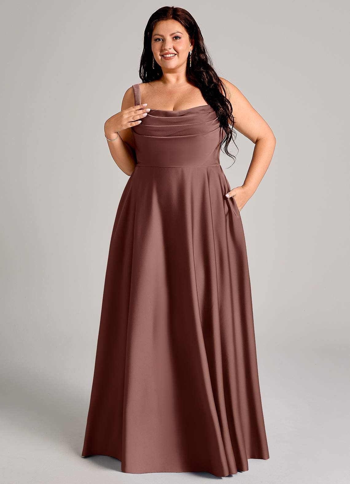 Azazie Shaude Robes de demoiselle d'honneur Robe Trapèze en Satin extensible Plissée Expresso image10
