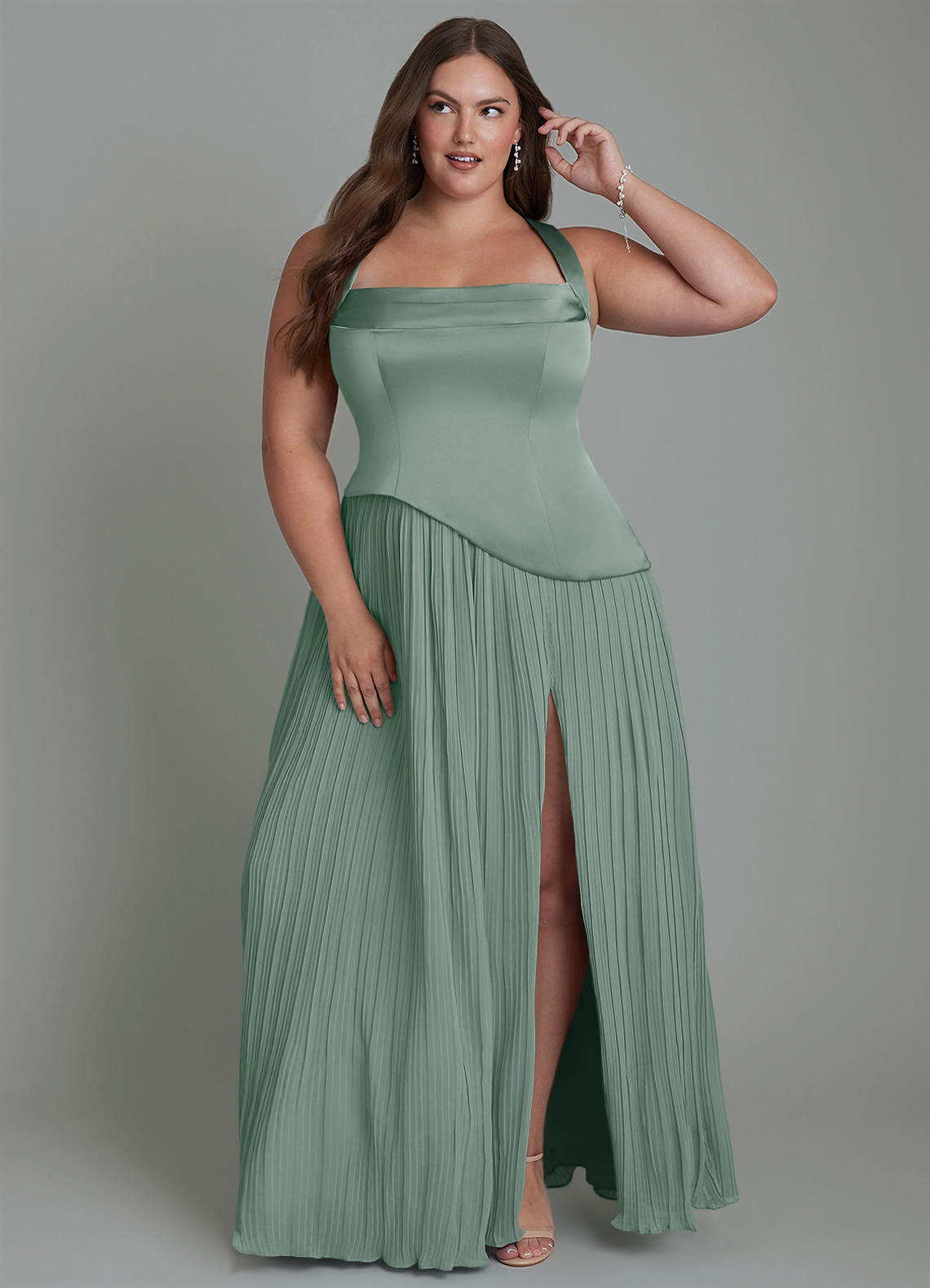 Azazie Stephanie Vestidos de damas de honor Vestido Salvia Plateada de Satén Elástico de Línea A con Plisado image1