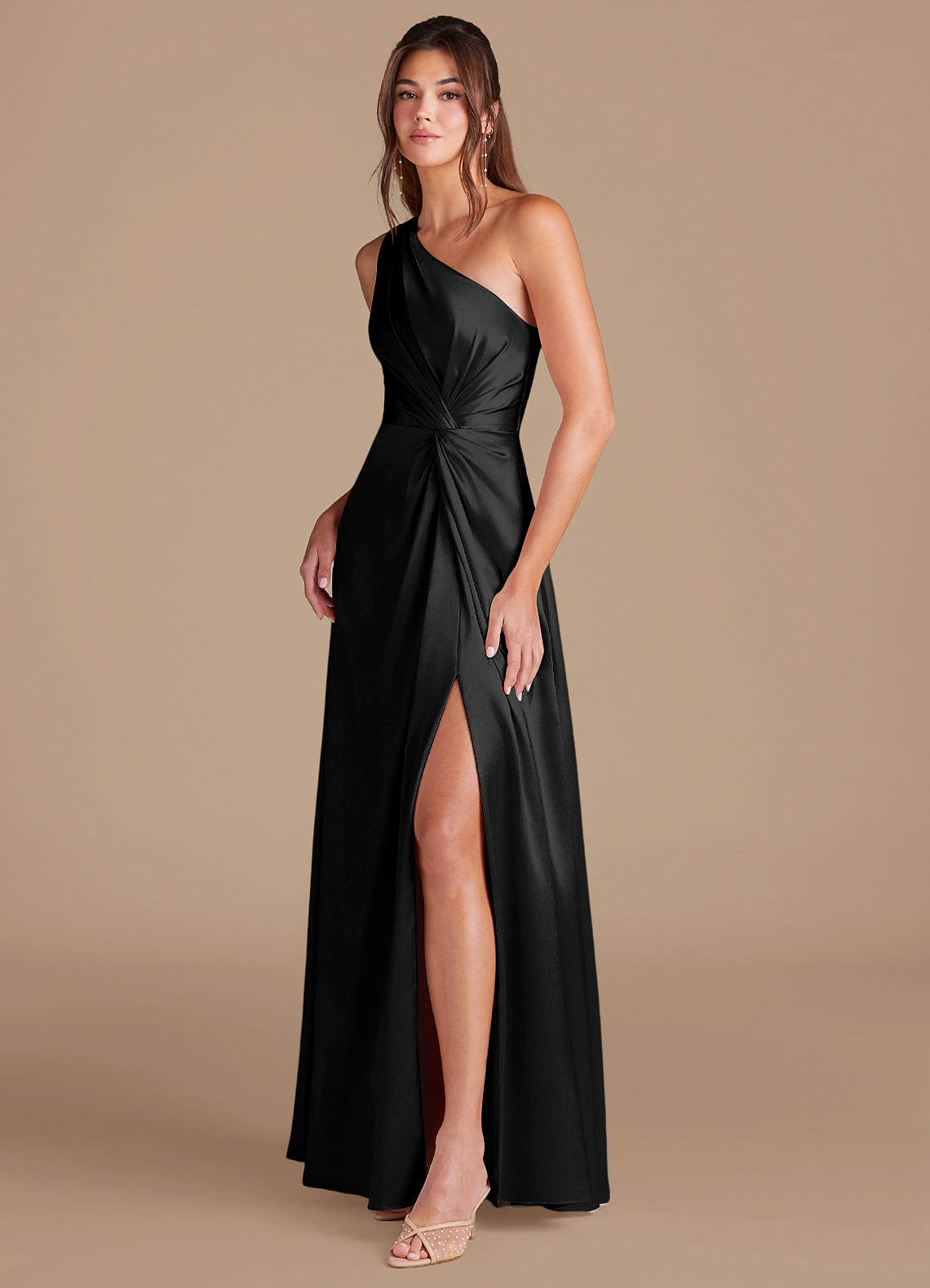 Azazie Brooke Essayer des robes à la maison Robe Trapèze en Satiné métallisé Une épaule Noir image3