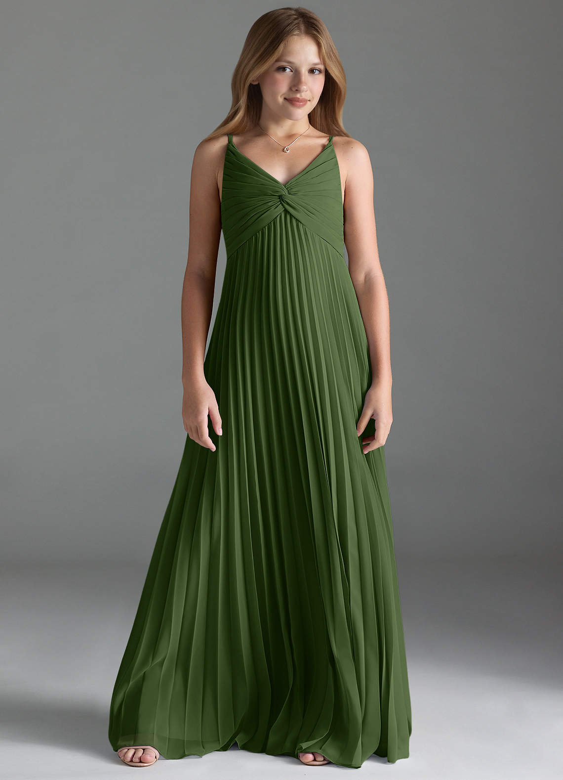 Azazie Raychelle Junior Vestido de Oliva de Gasa de Corte En A con Plisado image1