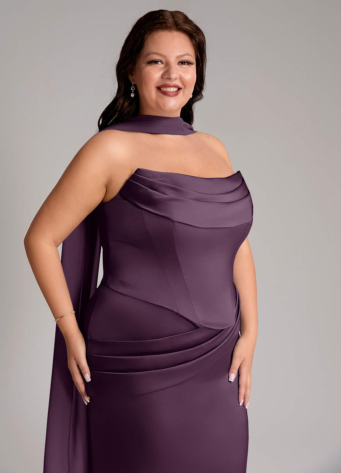 Azazie Sorrel Vestidos de damas de honor Vestido de Ciruela de Satén Elástico de Corte Sirena Convertible con Sin tirantes image9