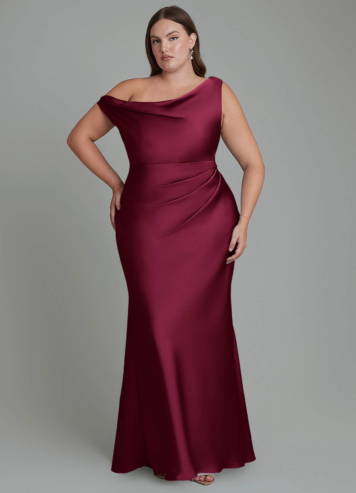 Azazie Emerson Vestidos de damas de honor Vestido Borgoña de Satén Elástico de Corte Sirena con Hombros descubiertos image1
