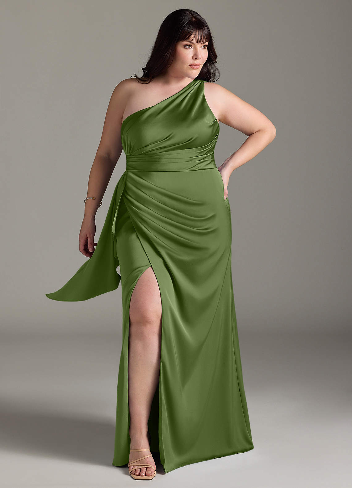 Azazie Maive Robes de demoiselle d'honneur Robe Fourreau en Satin extensible Rayé Genévrier image1