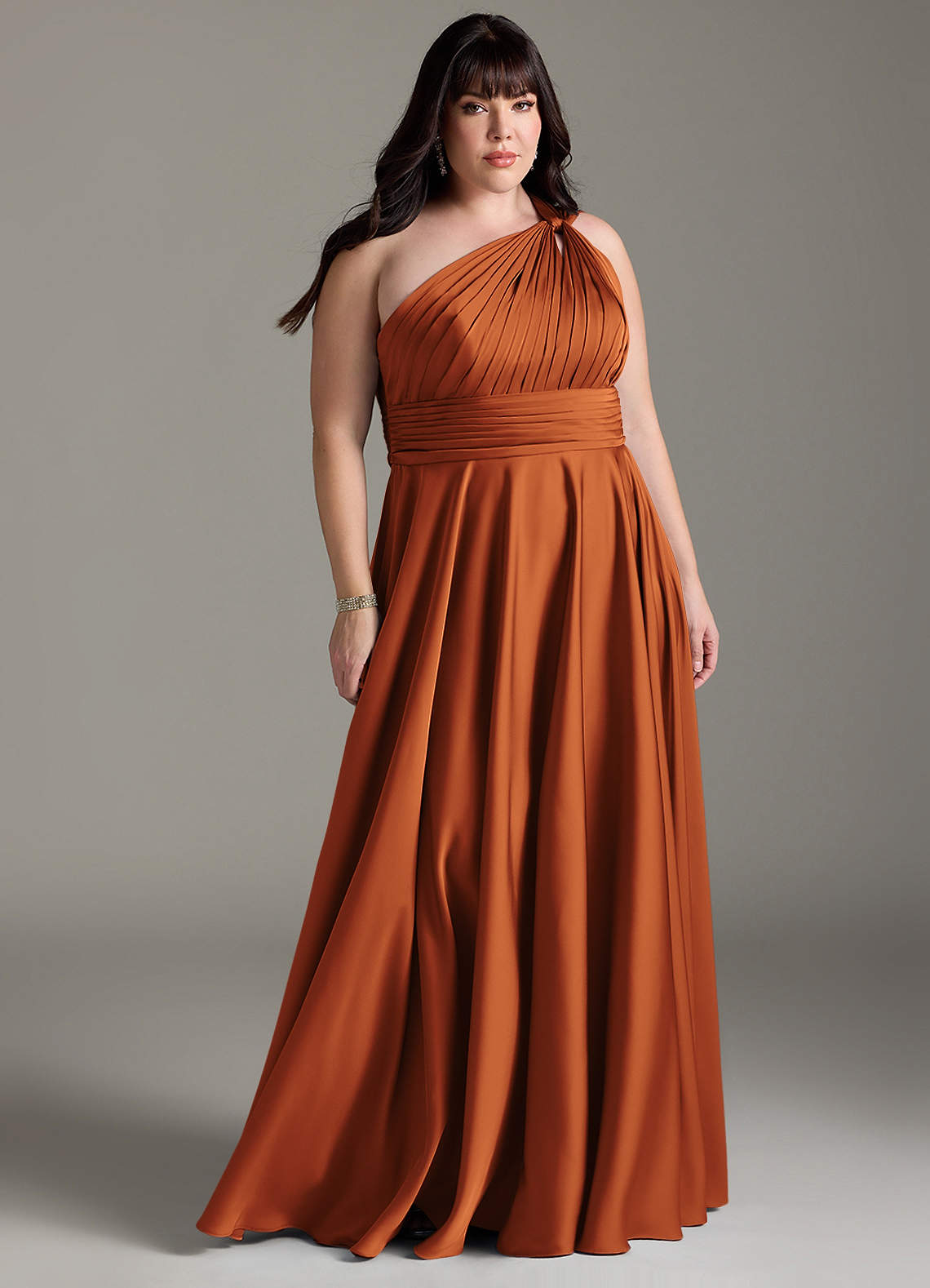 Azazie Charlize Robes de demoiselle d'honneur Robe Trapèze en Satin extensible Ue épaule Cannelle image1