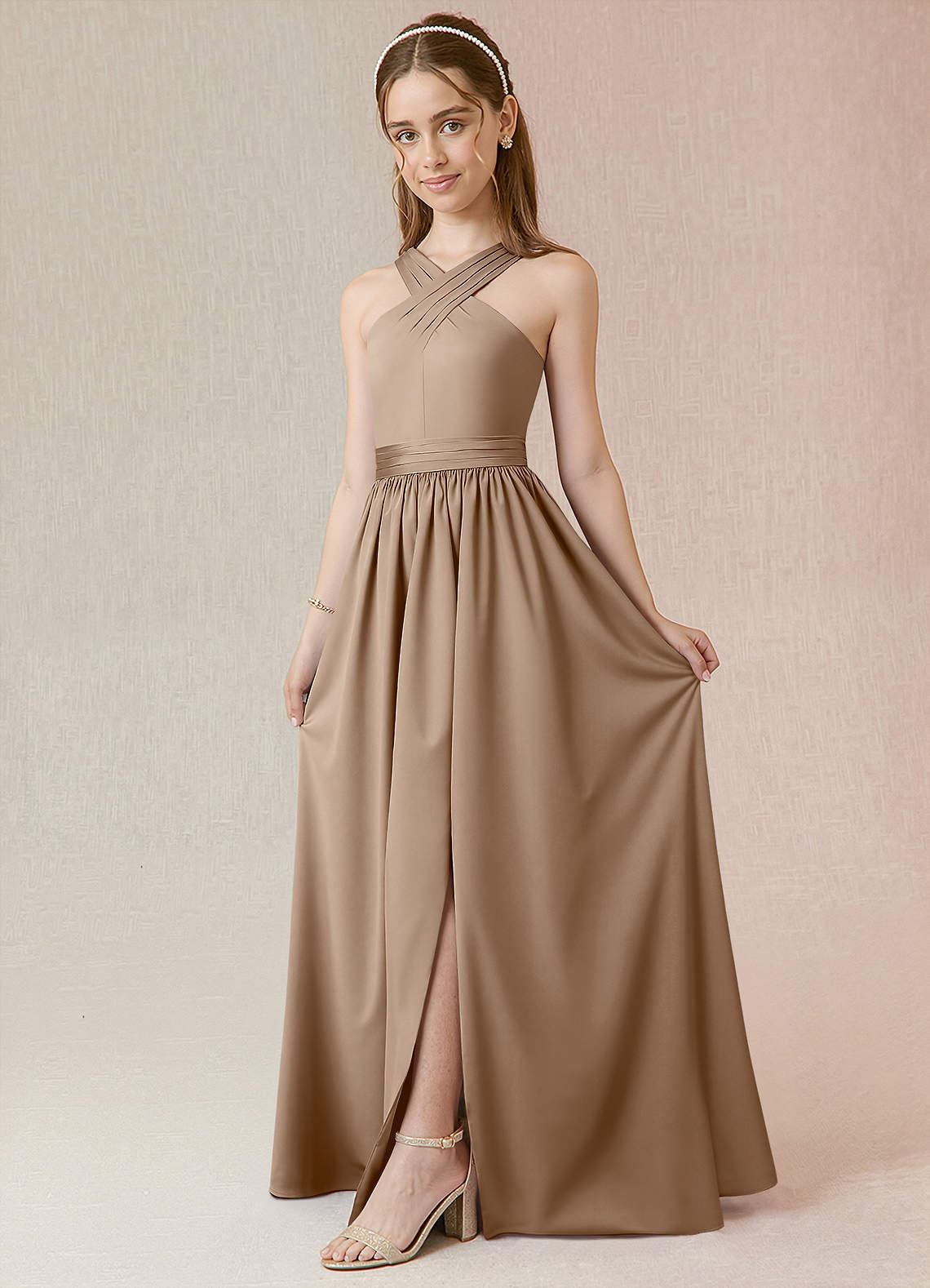 Azazie Jiya Junior Vestido de Gris Pardo de Satén Elástico de Corte en A con Plisado image1