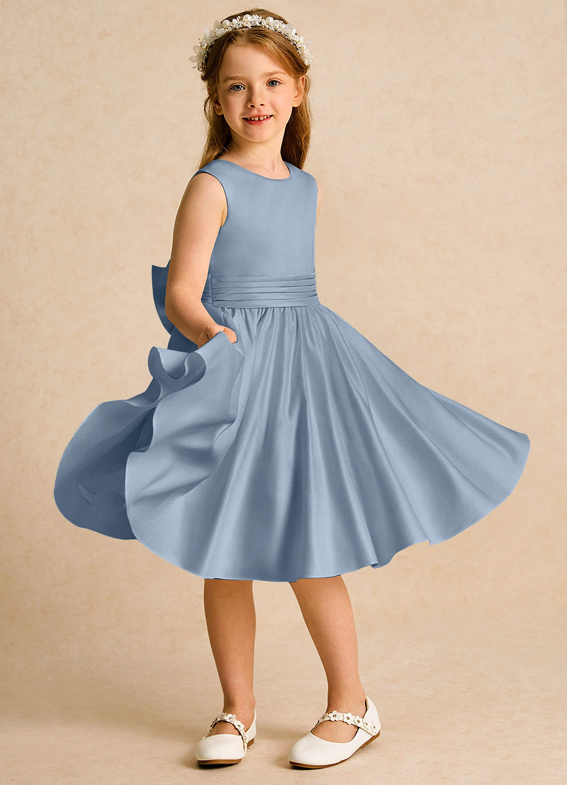 Azazie Sosie Robe Demoiselle D'honneur Fillette Robe Trapèze en Mat Satiné Plissée Bleu Poussiéreux Bleu Poussiéreux image4