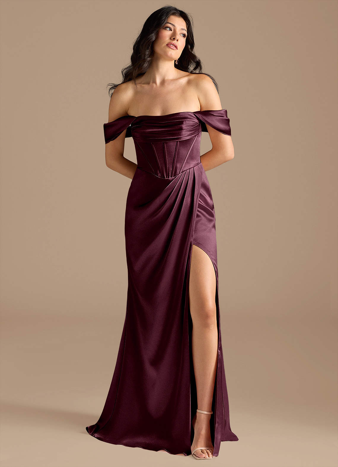 Azazie Lynden Jurken voor bruidsmeisjes Converteerbaar Jurk van Metaalachtig Satijn met Kolom Off the Shoulder Cabernet image1