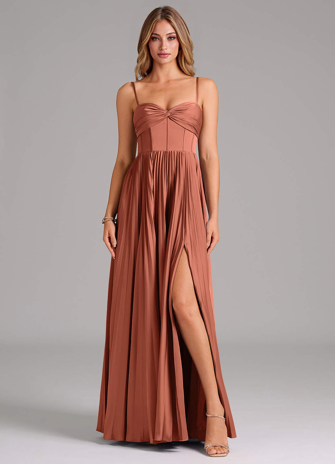 Azazie Tyla Robes de demoiselle d'honneur Robe Trapèze en Satin extensible Encolure en Forme de Cœur Argile image1