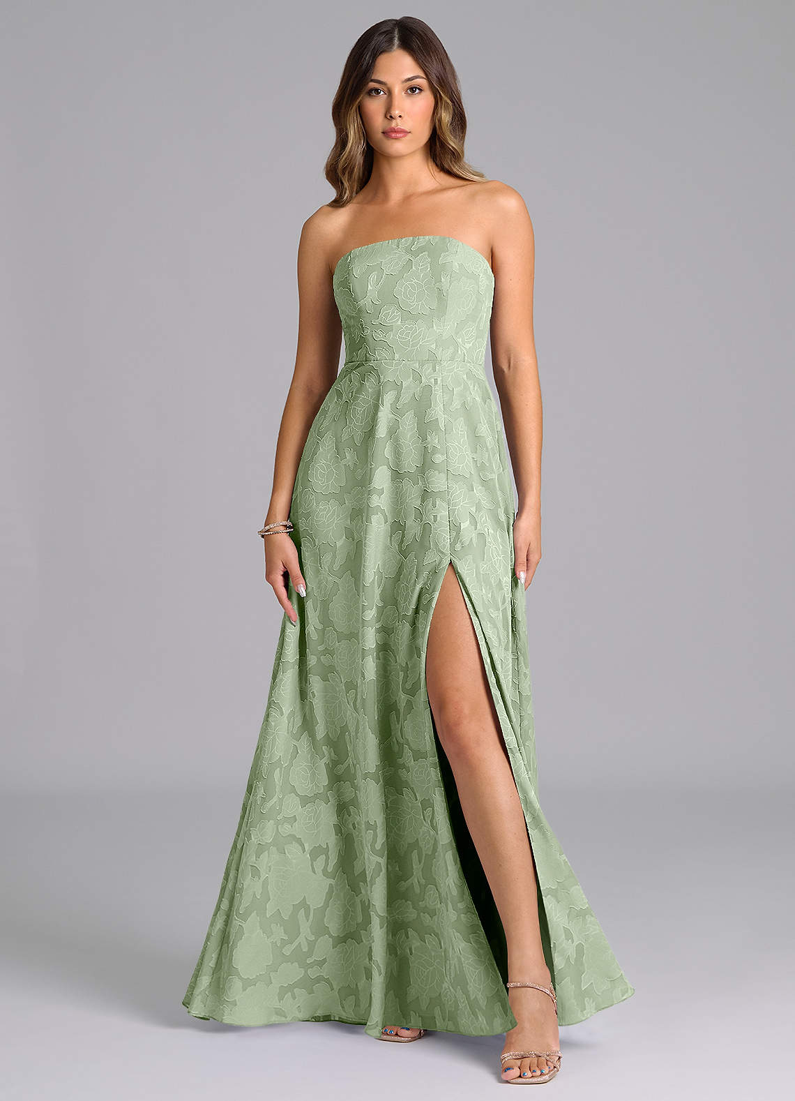 Azazie Wren Vestidos de damas de honor Vestido de Salvia Polvorienta de Devorado Floral de Corte en A con Sin tirantes image1