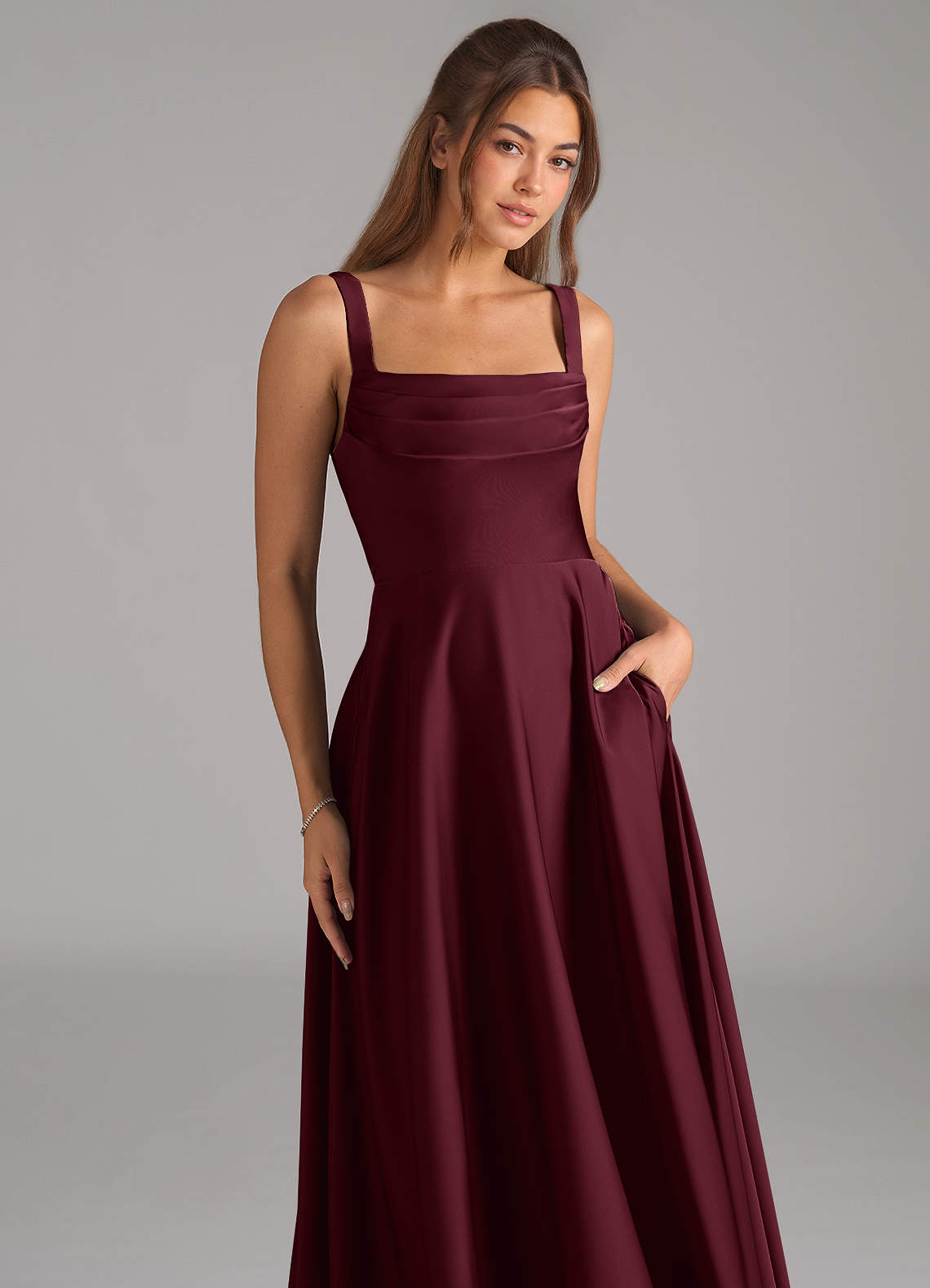 Azazie Shaude Robes de demoiselle d'honneur Robe Trapèze en Satin extensible Plissée Cabernet image1