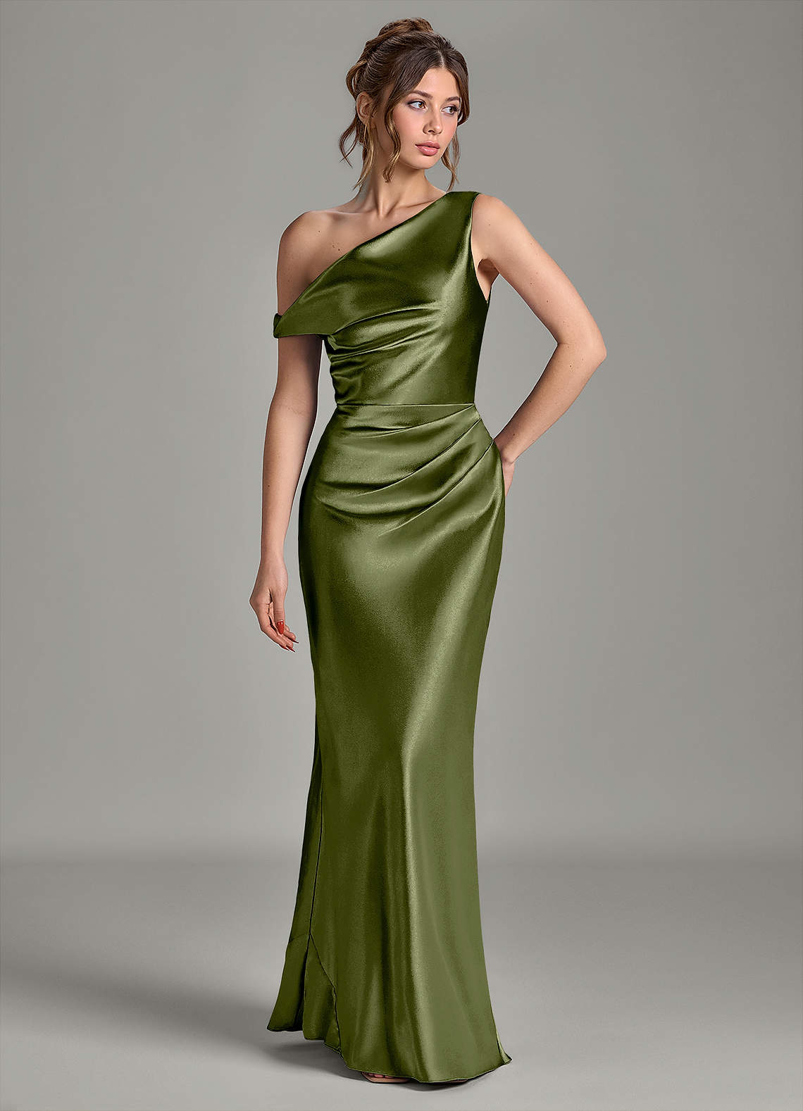 Azazie Emerson Vestidos de madrinha de casamento Vestido Oliva de Cetim Metálico de sereia com Fora do ombro image3