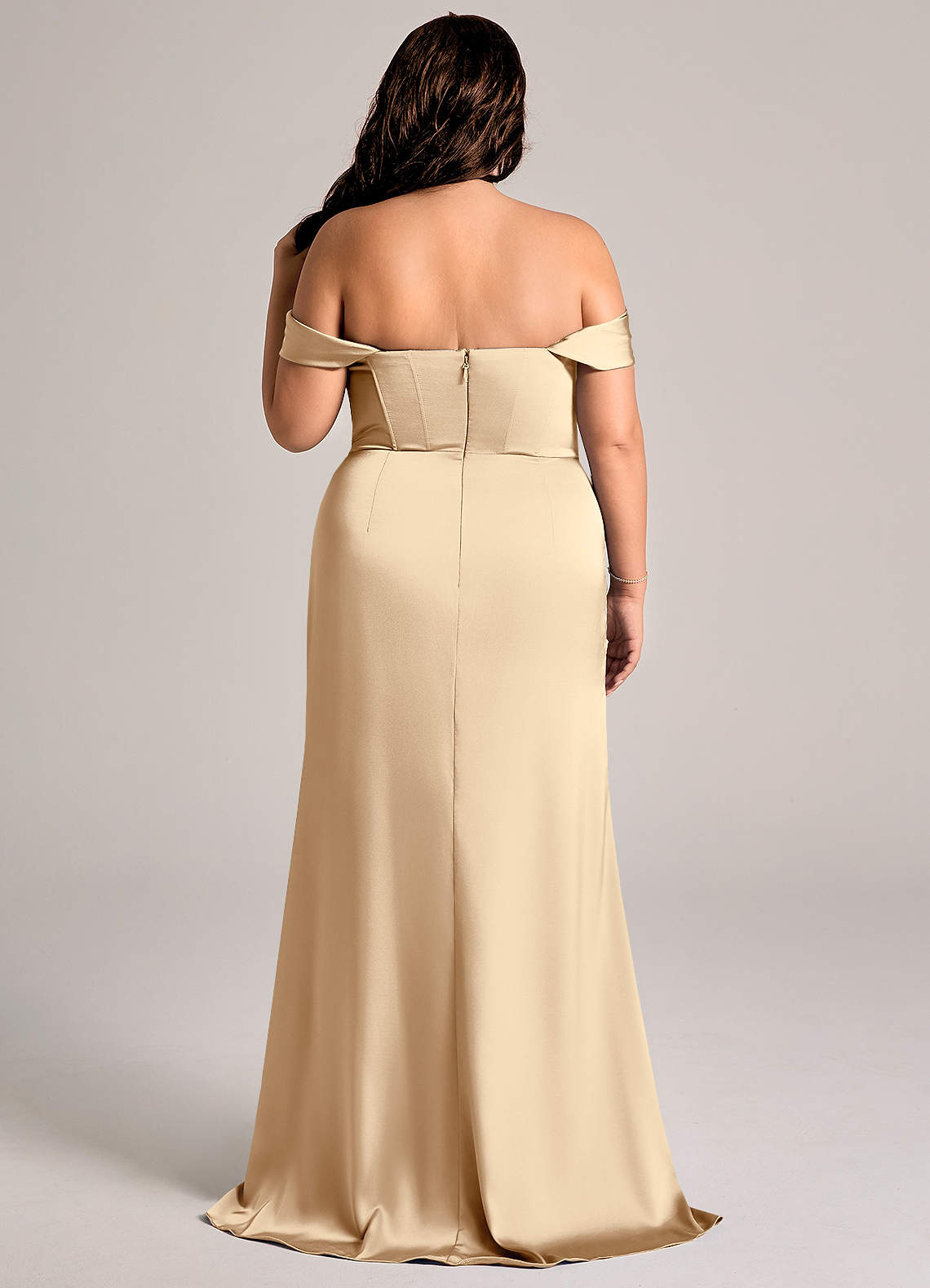 Azazie Johana Robes de demoiselle d'honneur Robe Sirène Convertible en Satin extensible Épaule décolletée Champagne image8