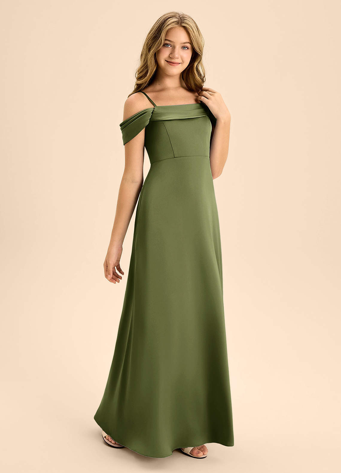 Azazie Anselie Junior Vestido de Oliva de Satén Elástico de Corte en A con Vestidos sin tirantes image4