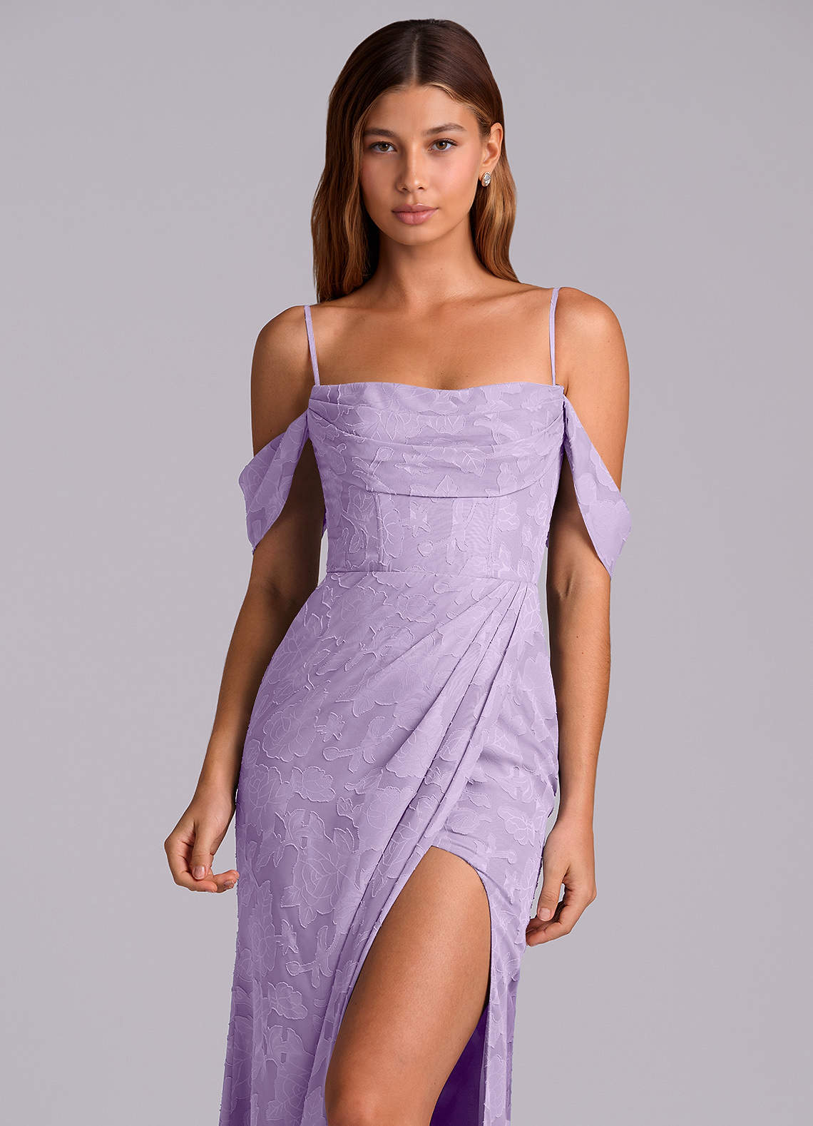 Azazie Johana Robes de demoiselle d'honneur Robe Sirène Convertible en Blumen-Burnout Épaule décolletée Lilas image1