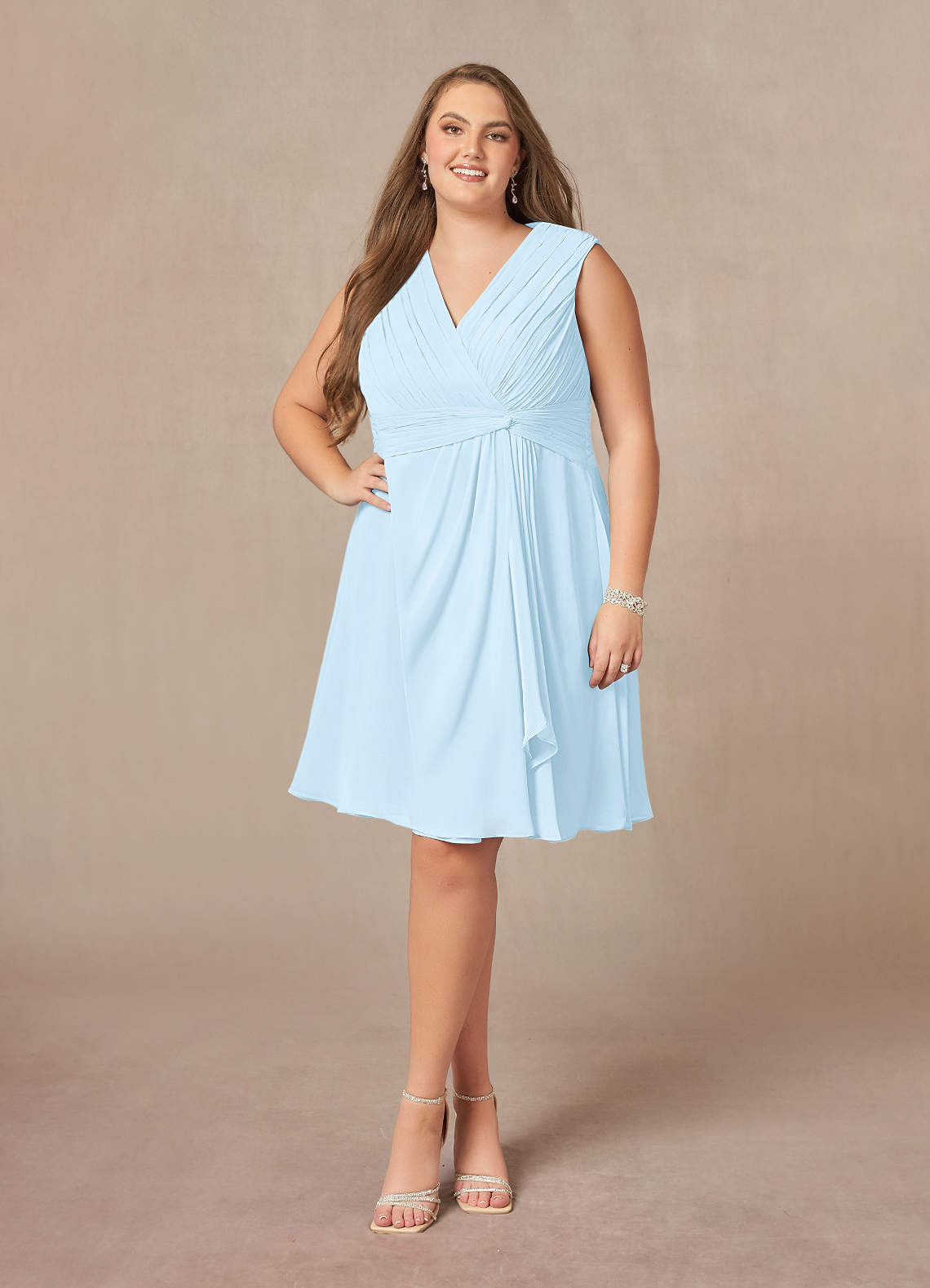 Azazie Theron Mère de la mariée Robes Robe Trapèze en Mousseline de soie Col V plissé Bleu Ciel image1