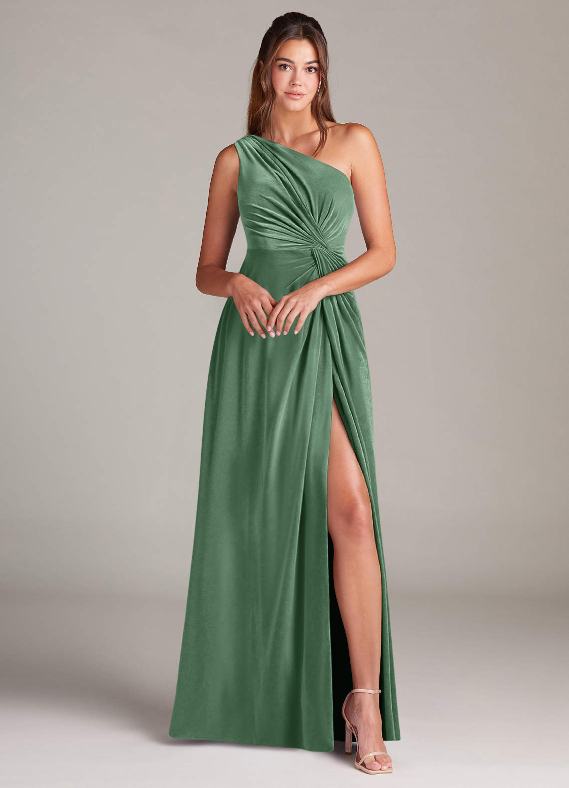 Azazie Brooke Robes de demoiselle d'honneur Robe Trapèze en velours Une épaule Eucalyptus image3