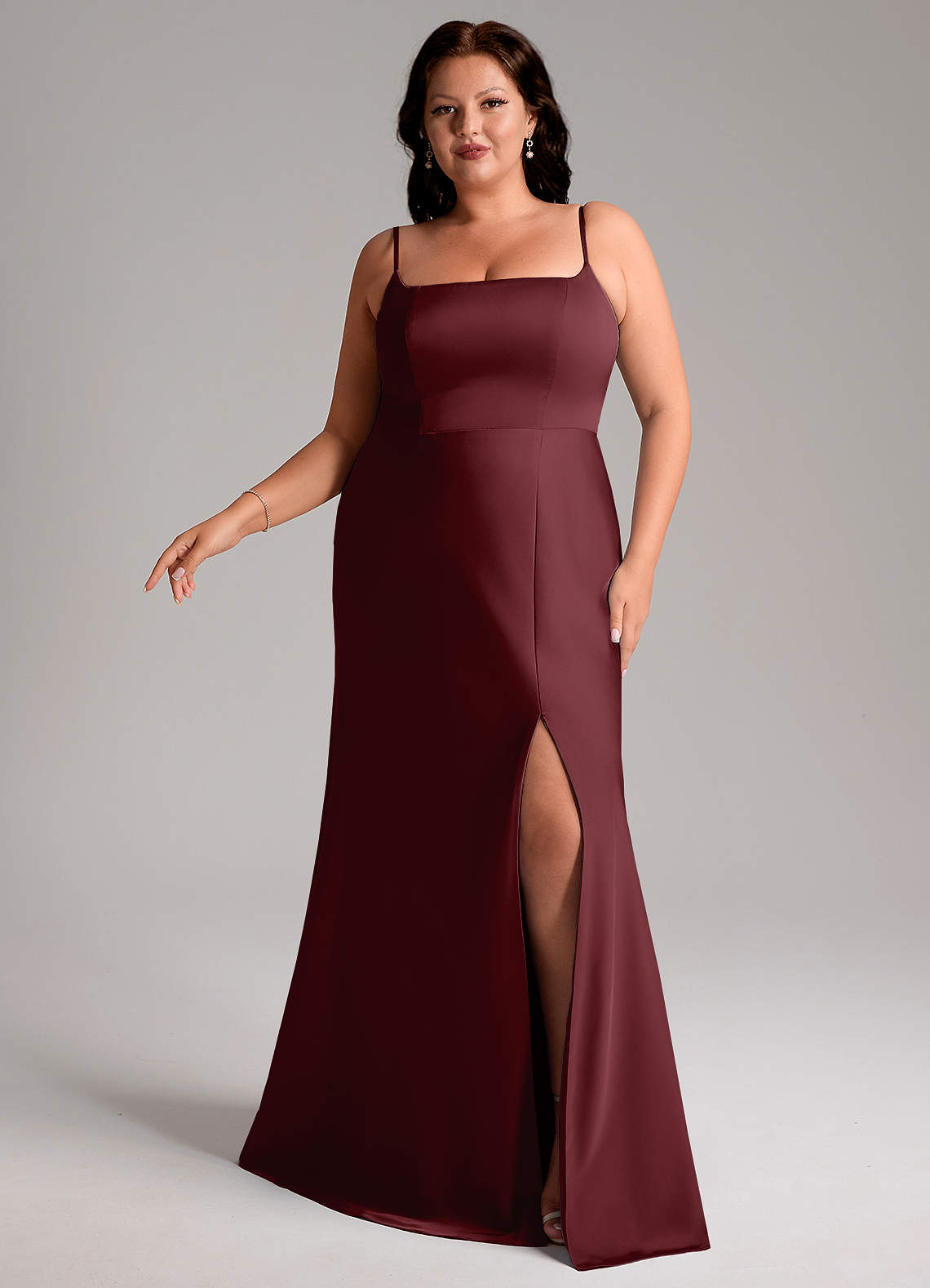 Azazie Lidia Vestidos de damas de honor Vestido de Cabernet de Satén Elástico de Corte Sirena con Corte Lateral image2