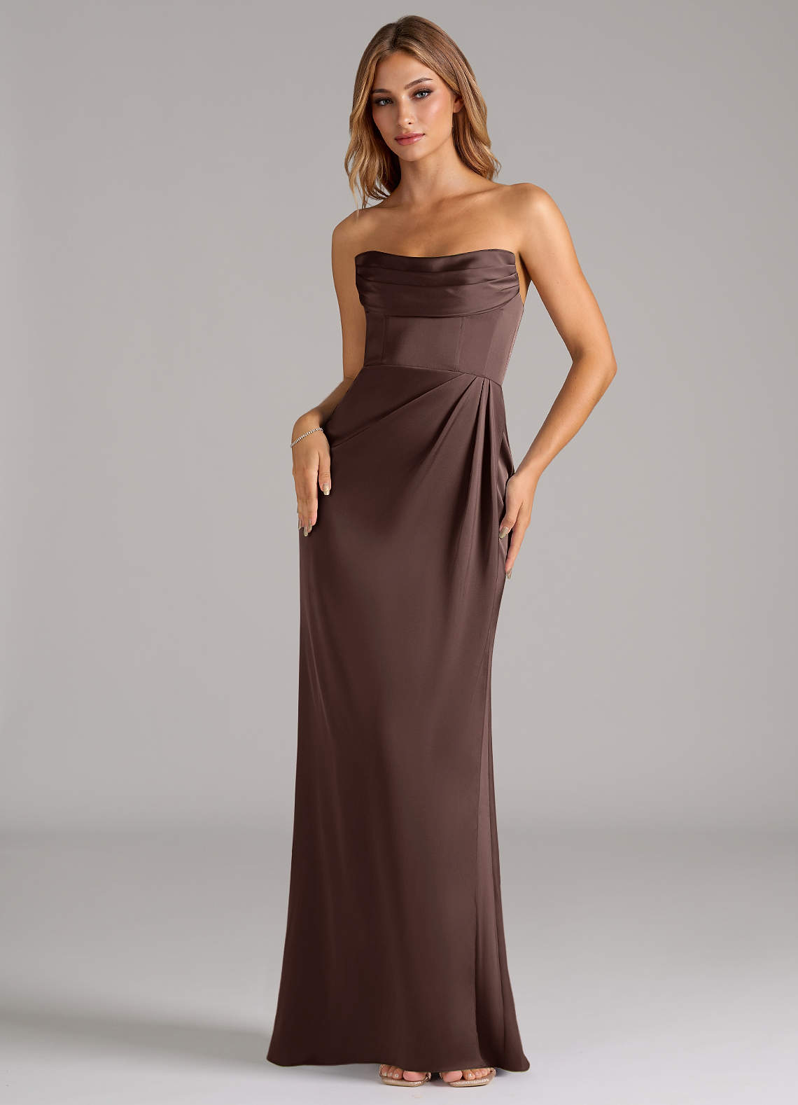 Azazie Johana Robes de demoiselle d'honneur Robe Sirène Convertible en Satin extensible Épaule décolletée Ganache image4