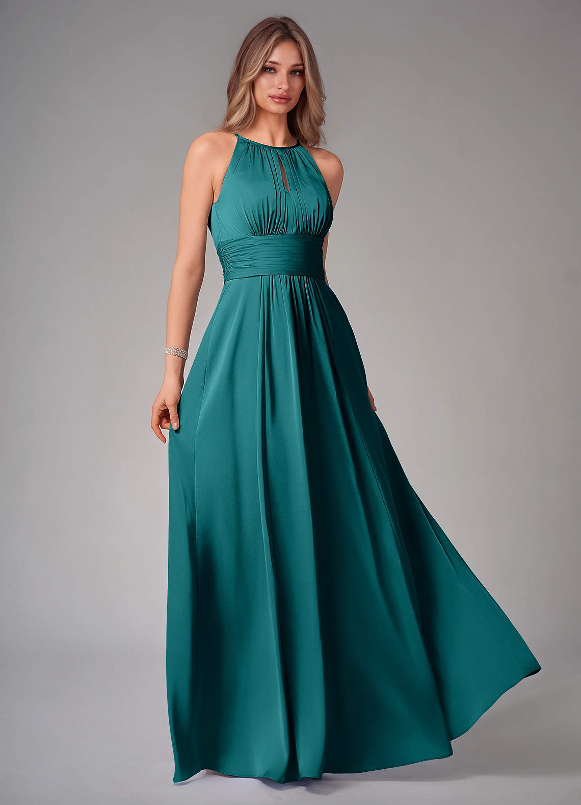 Azazie Bonnie Robes de demoiselle d'honneur Robe Trapèze en Satin extensible Plissée Paon image1