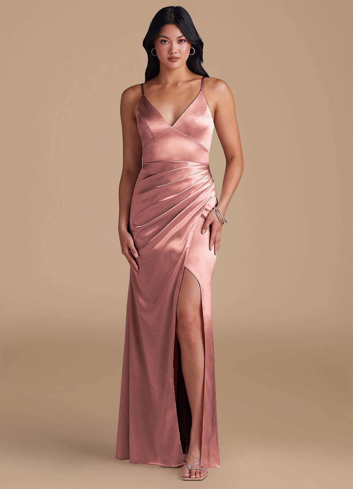Azazie Shania Vestidos de damas de honor Vestido de Rosa Polvorienta de Satén Metálico de Corte Recto con Plisado image1