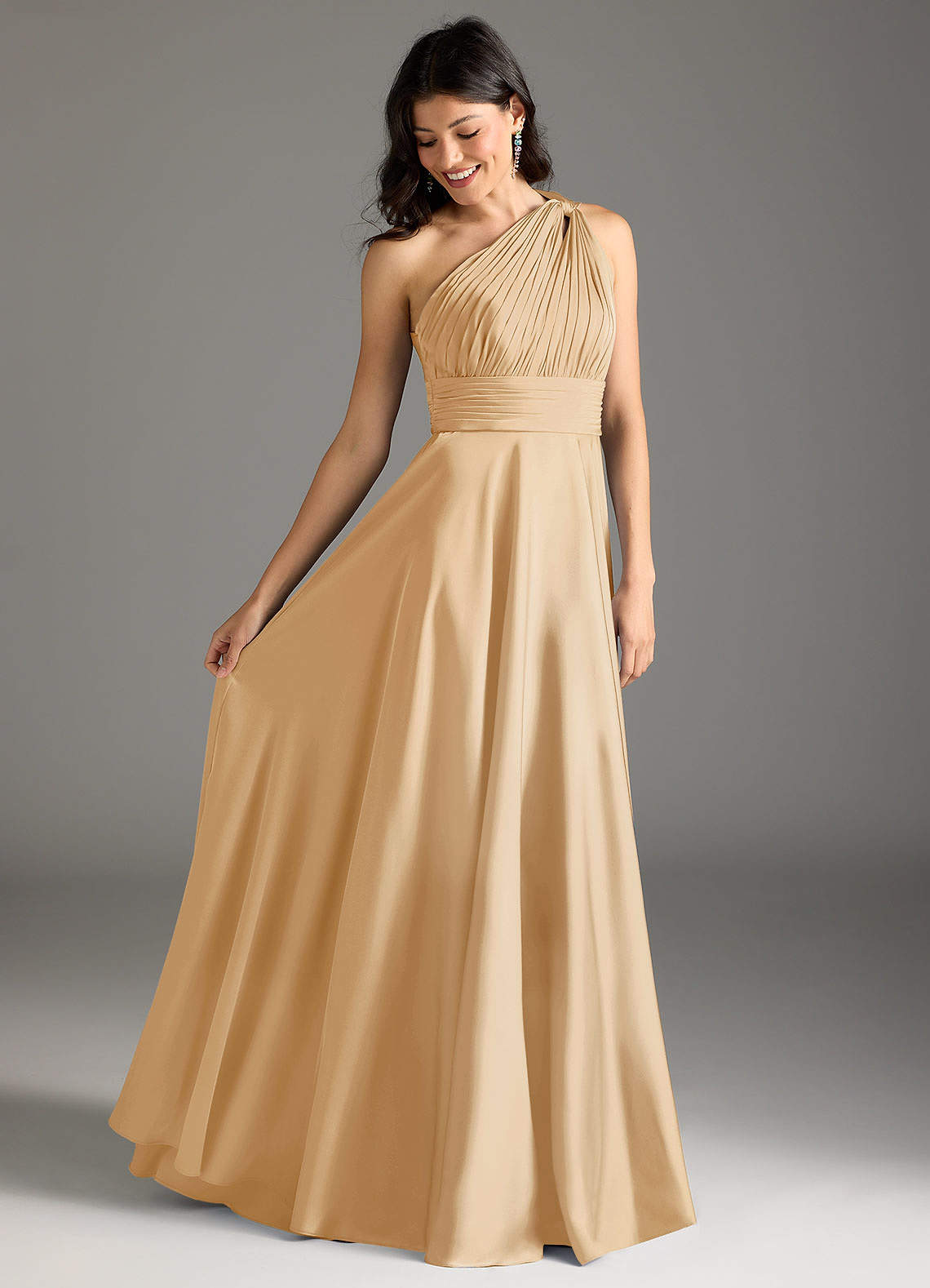 Azazie Charlize Robes de demoiselle d'honneur Robe Trapèze en Satin extensible Une épaule Or image1