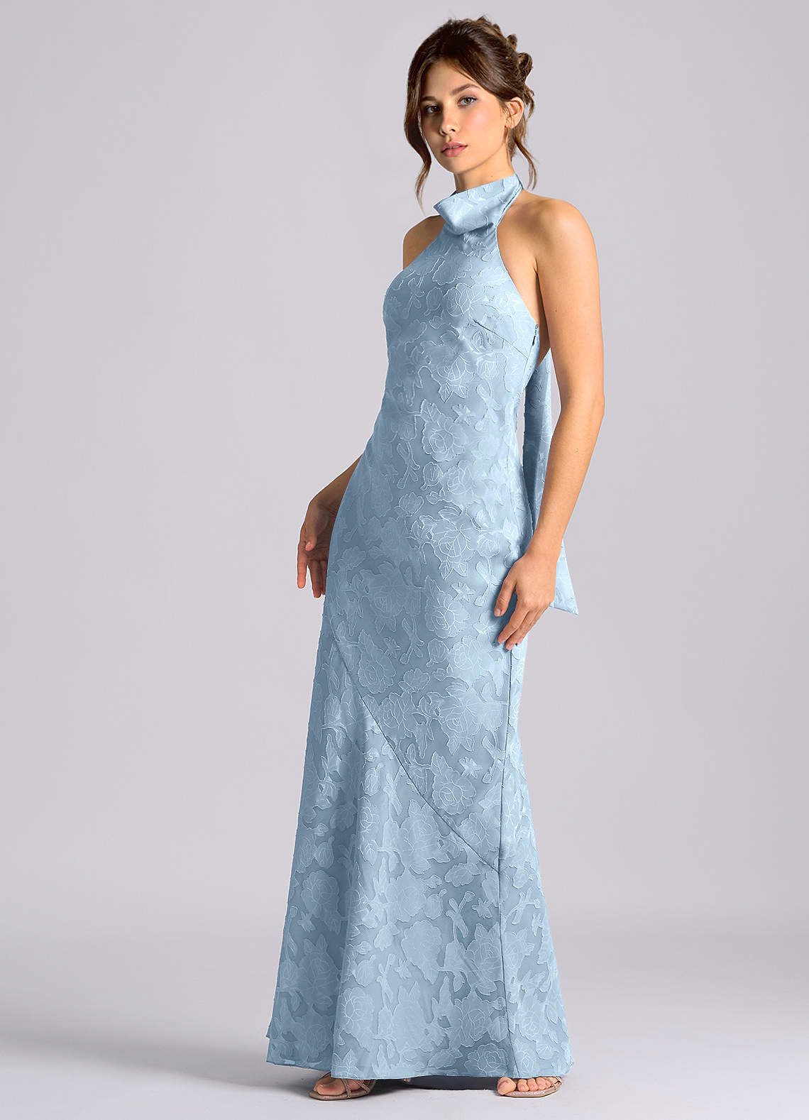 Azazie Velli Vestidos de damas de honor Vestido de Azul Cielo de Devorado Floral de Corte Sirena con Cuello Alto image5
