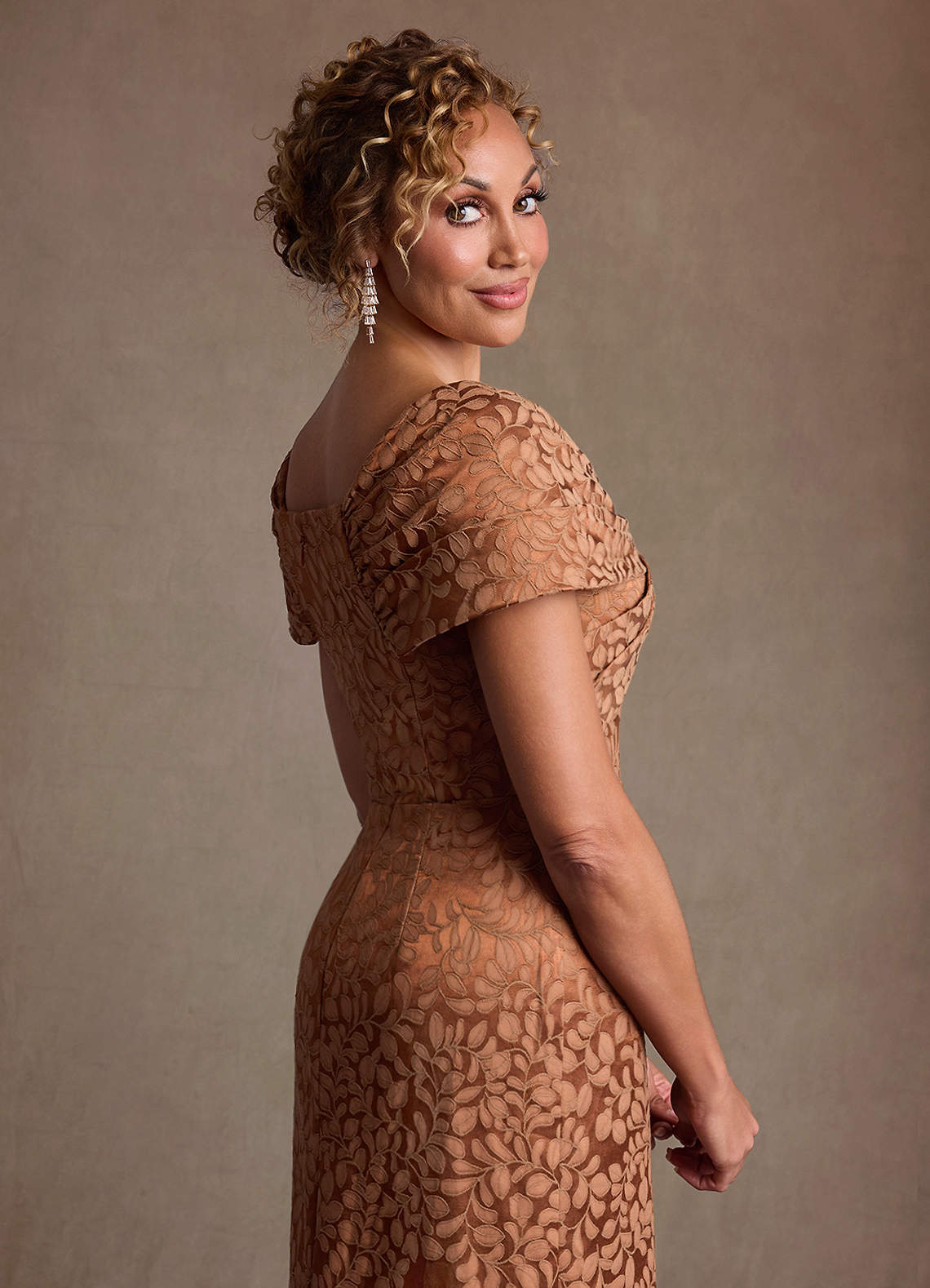 Azazie Atkins Mère de la mariée Robes Robe Colonne en Jacquard Floral Épaule décolletée Caramel Cacao image5
