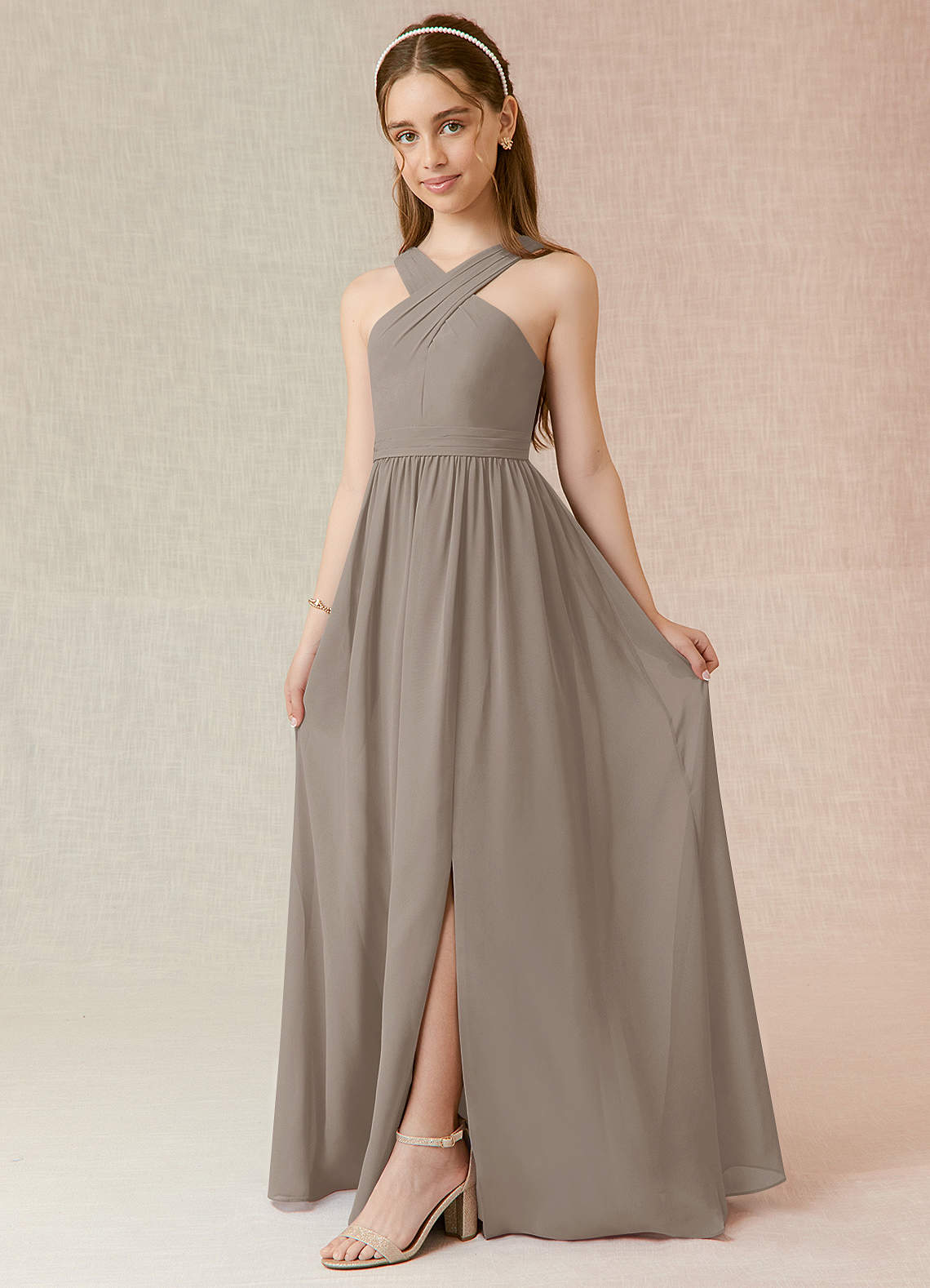 Azazie Jiya Junior Abito A-Line in Chiffon Plissettato Taupe image1