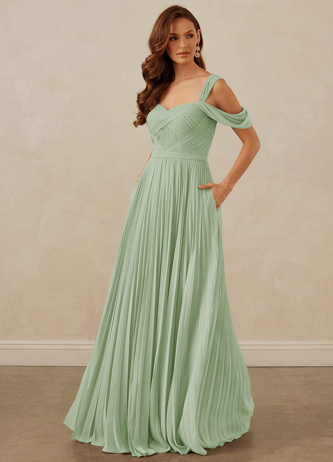 Christian Siriano Bridal for Azazie 1013 Brautjungfernkleider A-Linie Schulterfrei Chiffon Kleid Staubiger Salbeigrün image1