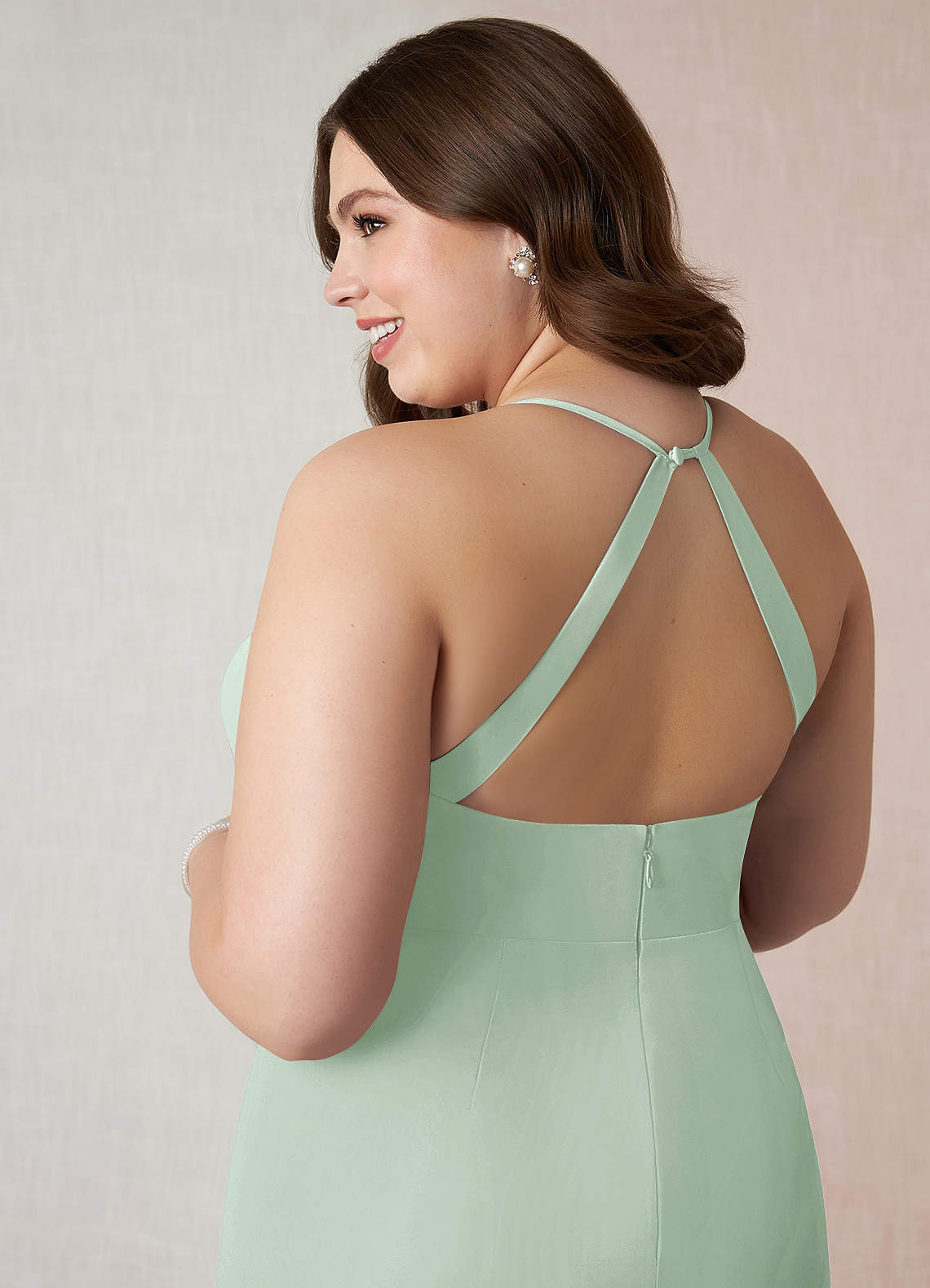 Azazie Becca Essayer des robes à la maison Robe Fourreau en Mousseline de soie Col en V Agave image10