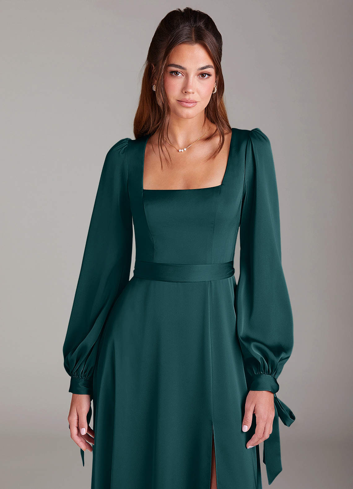 Azazie Leonia Robes de demoiselle d'honneur Robe Trapèze en Satin extensible Manche longue Vert Pin image5