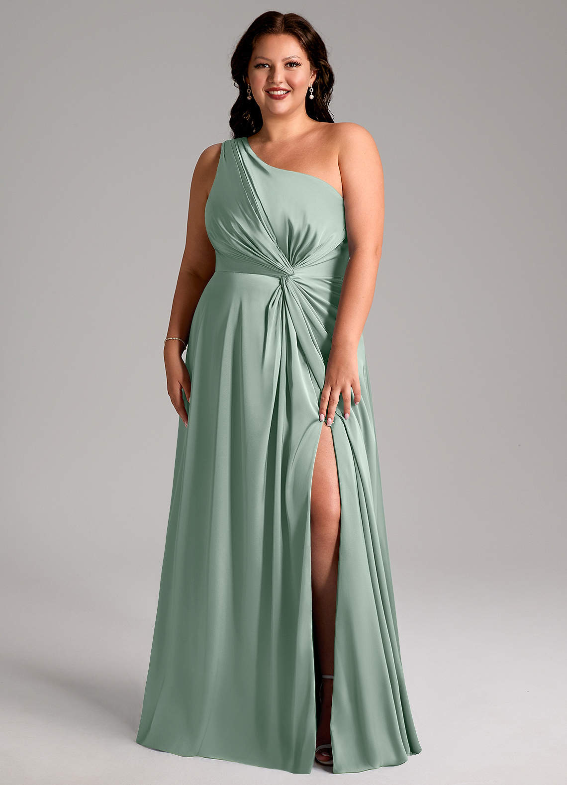 Azazie Brooke Vestidos de damas de honor Vestido Agave de Satén Elástico de Línea A con Un hombro image1